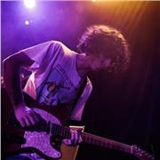 Prof à domicile donne des cours de piano et guitare en musiques actuelles sur Bordeaux et alentours. Formé au CIAM